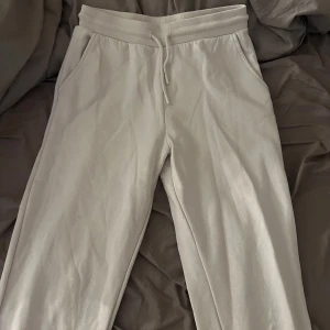 Tjocka mjukis byxor  - Säljer dessa mysiga byxor! Används ej för har 2 par liknande samt att dessa blivit för stora på mig! Byxorna passar ngn i storlek M/L