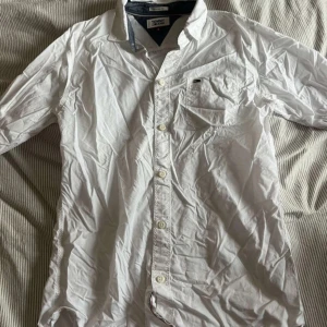 Vit skjorta - Vit Tommy Hilfiger skjorta i bra kvalité 