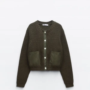 Stickad kofta - Säljer denna så snygga stickade kofta från zara. Är i storlek m men skulle säga att den passar storlekarna xs-m. Lånad bild.