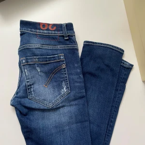 Dondup - Säljer nu dessa brutala dondup [George] jeansen med riktigt snygga slitningar. Size 29! Hör av er vid funderingar! :)