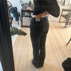 Zara jeans  - Jeans med slits från zara storlek 38. Jag är 175cm 