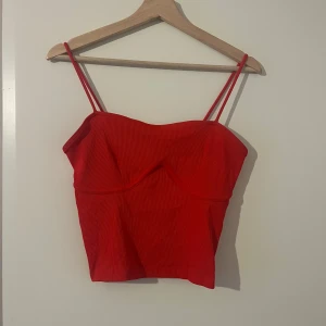 Röd linne - Röd snygg linne. Knappt använd.