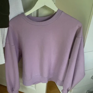 Gina sweatshirt  - Säljer min lila(färg på bild 2) sweatshirt från Gina Tricot!! Från 2020 eller något så finns ej att köpa längre. Sparsamt använd, bara lite nopprig utvändigt❤️finns i mörkröd också