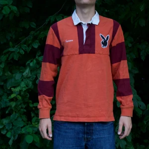 Supremes x Playboy longärmad piké - Riktigt fet collab mellan Playboy och Supreme.  Kostar 1500 nypris  100% bomull. Skick 9/10