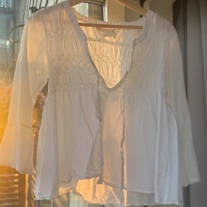 odd molly blus - En fin  vit långärmad tröja från odd molly som passar perfekt nu till sen sommaren och är i bra skick och knappt använd. 🥰  Pris kan diskuteras!