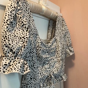T-shirt🤍🖤🤍 - En unik vacker del till din garderob som får liv i ett par tråkiga jeans eller kanske en basic svart kjol.   Så fin att styla till tighta kjolar eller kanske till ett par svarta jeans och vacker att ha oavsett tillfälle!  Finkläd, skola, vardag…