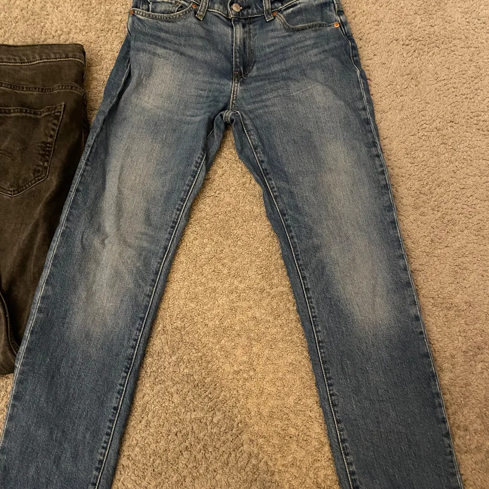 Slim fit levis 511. Jätte bra skick på båda. Köp båda för 550 eller en för 350. Pris går att diskutera . Jeans & Byxor.