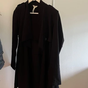 Kappa - Jättefin kappa/kofta som är perfekt till hösten eller våren. Den är lite tunnare i materialet. Väldigt sparsamt använd och köpt från NAKD för ca 2 år sedan. Använd max 5 gånger. Pm vid fler frågor! 🩷