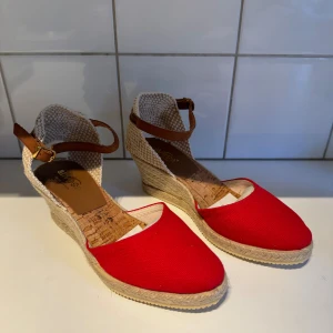 Espadrillos med klack  - Säljer dessa Espadrillos med klack från märket Anvesa. Storlek 37,5, normala i storlek. Inköpta i Spanien, helt nya. 
