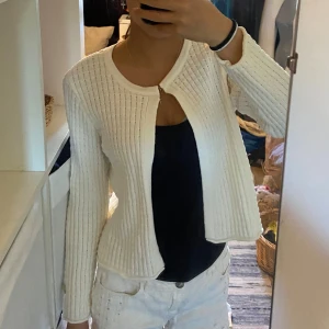 Stockh lm Kofta - En jätte fin kofta, knappast använd och är i ny skick😁 Storlek 36 men passar 34/xs Väldigt bra nu när det blir lite svalare i landet. Ny pris runt 399-499 Skriv om ni har frågor eller tryck gärna på ”köp nu”💕Pris kan alltid diskuteras