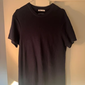 Zara t-shirt - Den är knappast använd. 