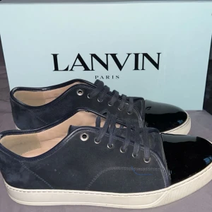 Lanvin - Tjena ✋🏻 Säljer nu mina super snygga lanvin skor. Skick är 9/10.  Storlek 44 men passar 43. Mitt pris 3500, det minsta jag kan gå är 3100 då jag behöver pengarna. Tveka inte på att höra av er om funderingar 😊🍾