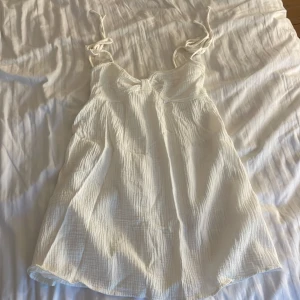 Vit klänning - Storlek xs, använd en gång!