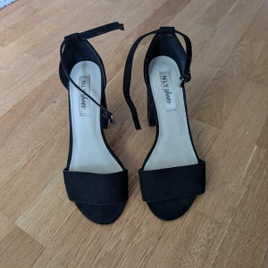 Svarta sandaletter - Svarta klackskor med 8 cm hög klack, använda fåtal gånger. 