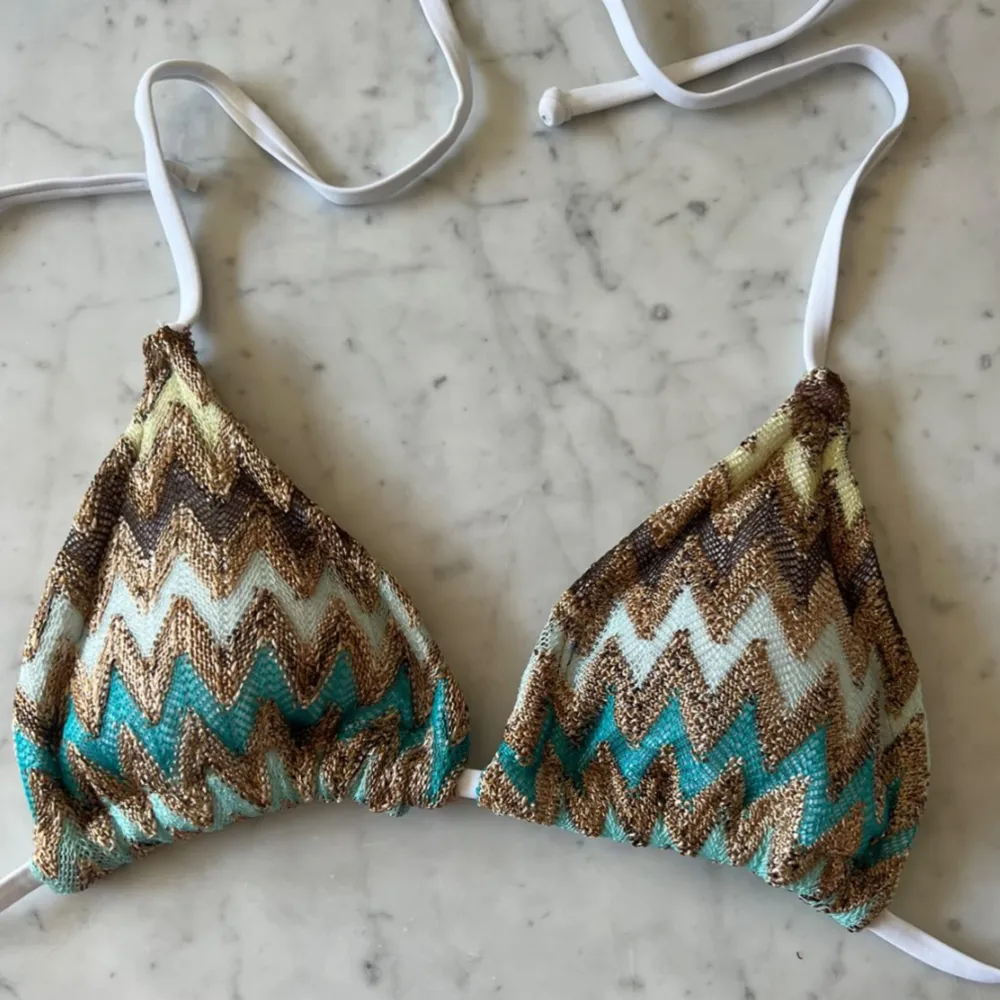 Världens finaste bikini köpt på instagram för 500kr, bra skick och passar xs-s🥰. Övrigt.