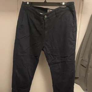 NN07 chinos  - Mörkblåa chinos från NN07. Använda några enstaka gånger därav nyskick. 
