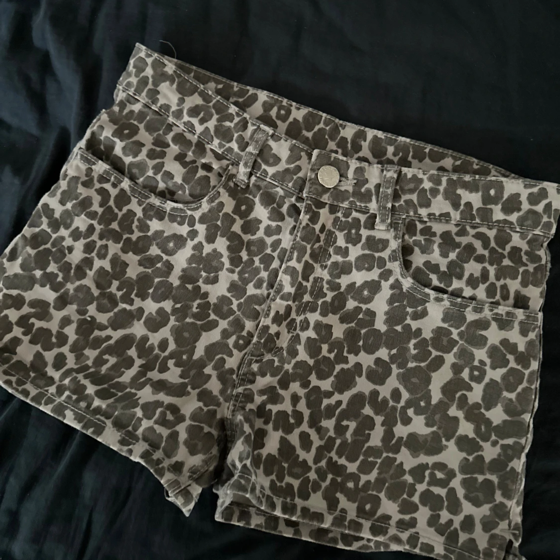 Leopardmönstrade shorts från H&M - 90