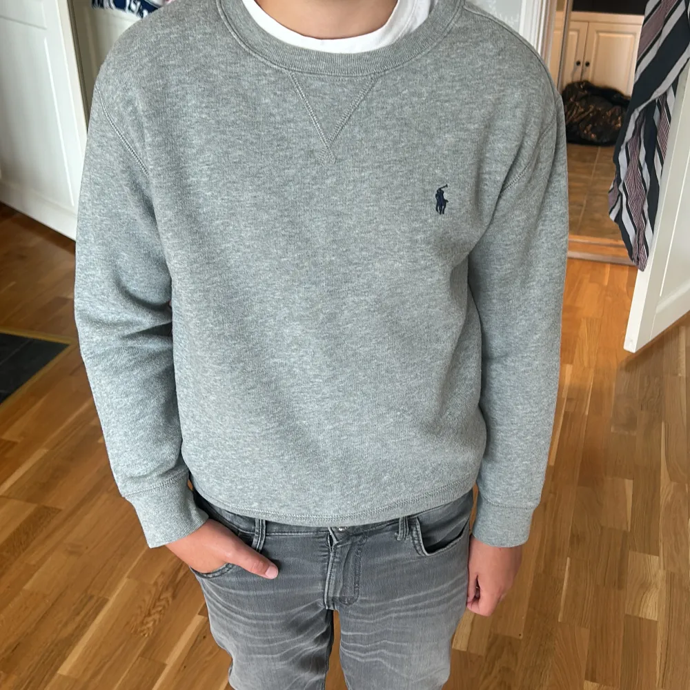 Jag säljer denna fetta gråa polo Ralph lauren tröja för att den är för liten. Tröjan är i ny skick inga fläckar eller hål på tröjan. Modellen väger 47 kg och är 163 (öppen för byten). Tröjor & Koftor.