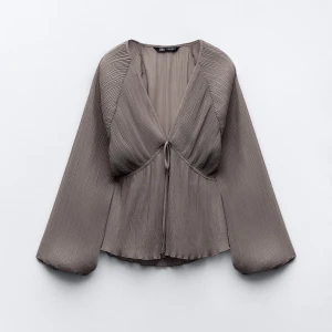 Zara blus - Så fin blus från zara. Endast använd 3 gånger💕💕