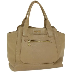 Miu Miu väska - Miu Miu väska! Lämplig för alla tillfällen med en elegant och tidlös design. Perfekt för att lägga till en touch av lyxstil till vilken outfit som helst. Gott om plats för det mesta, både PC och böcker.