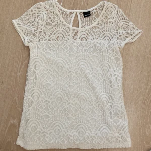 Kortärmad blus  - Jättefin kortärmad blus med vitt mönster från Gina, säljer för att den inte passar mig🤍 Skriv vid fundering Pris kan diskuteras🩷💙