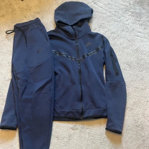 Nike tech - Den är i bra skick och inget som har gått sönder det enda skulle vara att den är lite solblekt men inget man tänker på. Om du har någon fråga så är det bara att ställa den?
