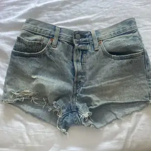 Säljer mina Levis shorts då dem inte passar längre. Står ingen strl i Levis shorts men uppskattar det till en XS. Dem är i superfint skick!