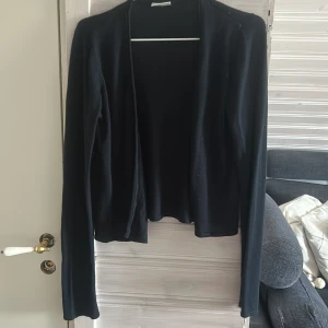 Stickad kofta - Mörkblå stickad kofta, knappt använd💙