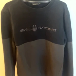 Sail racing sweatshirt  - Säljer tröjan pga att vill bli av med den använder tröjan knappast   Nypris: 900kr Mitt pris : 150  Inga fel på tröjan sitter perfekt på S