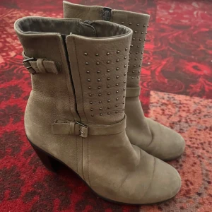 Boots beiga - Boots i storlek 38 från Ecco i fint skick. 7,5 cm klack.   Kan mötas upp i Stockholm. 