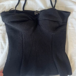 Topp - Säljer denna skitsnygga toppen från Massimo dutti. Den är nästan aldrig använd och i super bra skick. Storleken är xs men passar som xxs - s. Pris går att diskuteras❤️