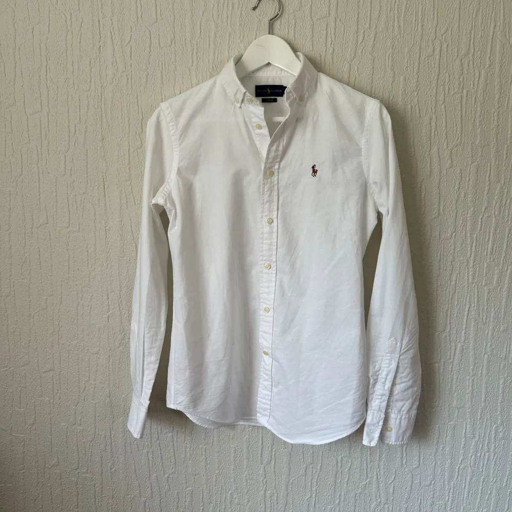 Vit skjorta Ralph Lauren Slim fit. Helt ny! Nypris ca 1800kr.. Skjortor.