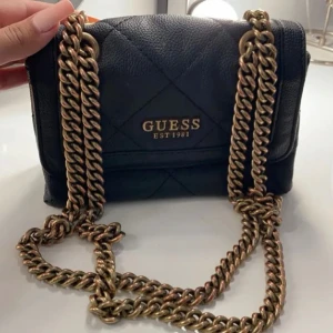 Guess väska  - Svart Guess väska 