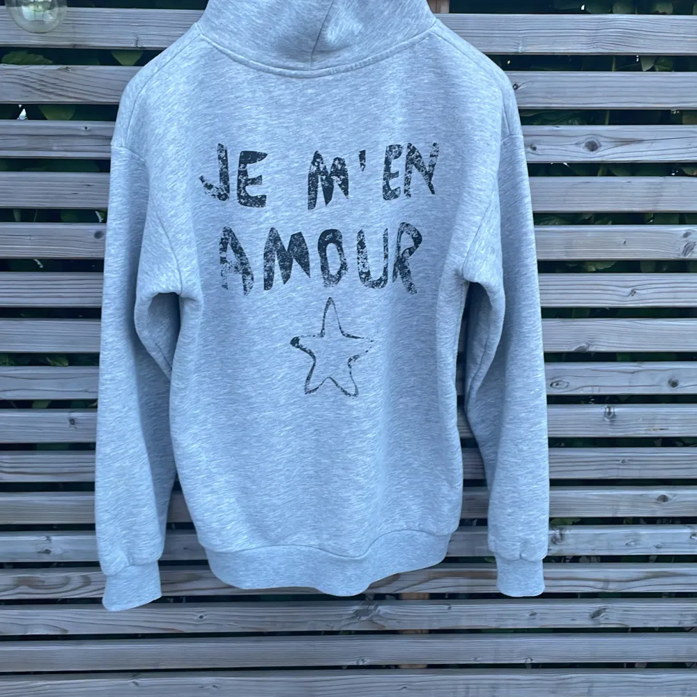 Säljer denna Hoodie då den inte kommer till användning!🌸💕 Den är ytterst lite nopprig men annars fria från defekter.💕. Hoodies.