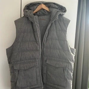 Stenströms väst  - Snygg och stilren väst som passar bra till vår/höst funkar på vinter. Oandvänd pågrund av fel storlek. Jätte eftertraktad många som letar efter och vill ha 