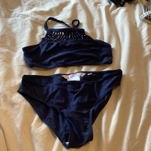 Bikiniset marinblå - Bikiniset i marinblå i strl 158/164 Pris kan diskuteras Väldigt fint skick och tvättas självklart innan den skickas💗