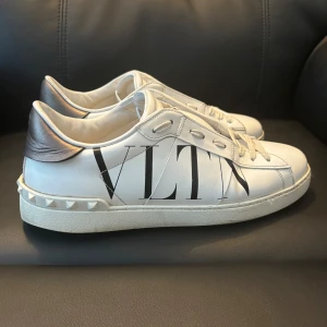 Valentino open skor - Riktigt fina Valentino open skor! Skorna är i bra skick, skulle säga runt 8/10. Storlek 42, men passar även 43. Om ni har några frågor är det bara att höra av sig! Nypris runt 7000. ( pris kan diskuteras)