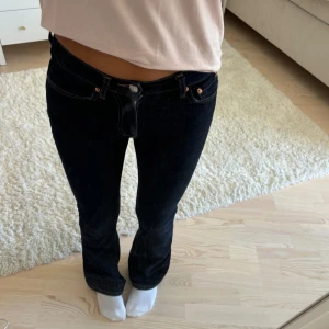 Low waist jeans  - Säljer dessa jeans från gina då dem är försmå. Om jag minns rätt såldes de bara i butik och är i modellen low waist bootcut. Köptes för 1 år sen och inga defekter❤️Färgen är en väldigt fin blå! Köptes för 499kr