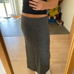 Stickad lång kjol - Sticka lång kjol från Gina i storlek M🥰