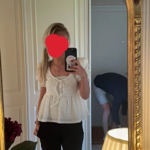 Blus med knyten  - Fin blus från Gina endast använd ett fåtal gånger. Jättepopulär !!! 