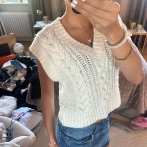 Supersöt väst - Supersöt väst från & other stories. Nypris är 590. 