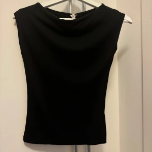 Topp - Svart topp från nelly, annvänd fåtal ggr. Accepterar de flesta bud o pris kan diskuteras💖