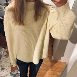 Stickad tröja - Supersnygg ljusgul tröja