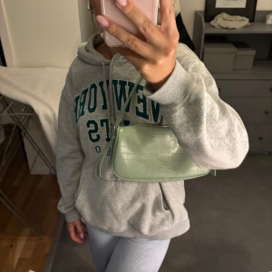Grön väska - Säljer denna snygga väska pga garderobsrensning, har använt den mycket men som man ser på bilderna har väskan inga defekter