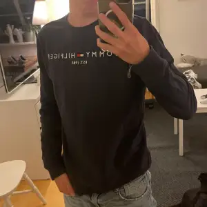 Säljer nu denna sweatshirt från Tommy Hilfiger nypris är ungefär: 600 mitt pris är endast: 199🤩 Tröjan är i princip i nyskick och har inte använts många gånger😁 Skriv vid funderingar!