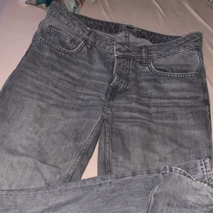 Gråa jeans - Gråa jeans från lager 157 i modellen icon  Nypris 399, storlek s men passar m också Säljer även 1 i ljusblå!