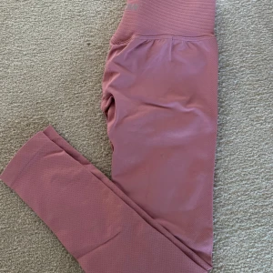 Helt nya träningstights från ICIW - Helt nya träningstights från ICIW. Fin rosa färg. Aldrig använda. Storlek XS💕