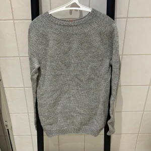 Stickad tröja  - Säljer min hemmagjorda tröja av 100% Ull. Den är förhand stickad av min farmor. Riktigt skön på sommarkvällarna och varm o go. Hör av dig för mer frågor!