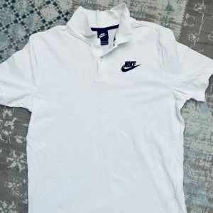 Nike pikétröja  - Använd 2-3 gånger passar inte mig längre