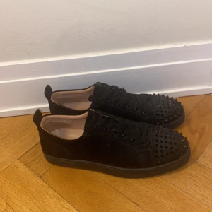 Christian Louboutins - Ett par svarta Loubs med spikar som e köpta från Plick i vintras men används inte alls något längre. Vill gärna ha en snabb affär. Skorna kommer rengöras innan köp. Har ej mkt info om skorna